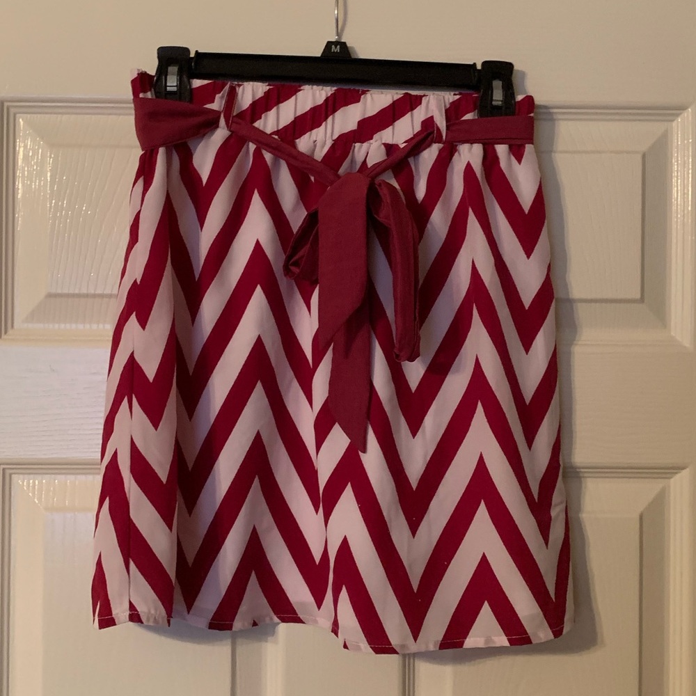Chevron print above the knee skirt